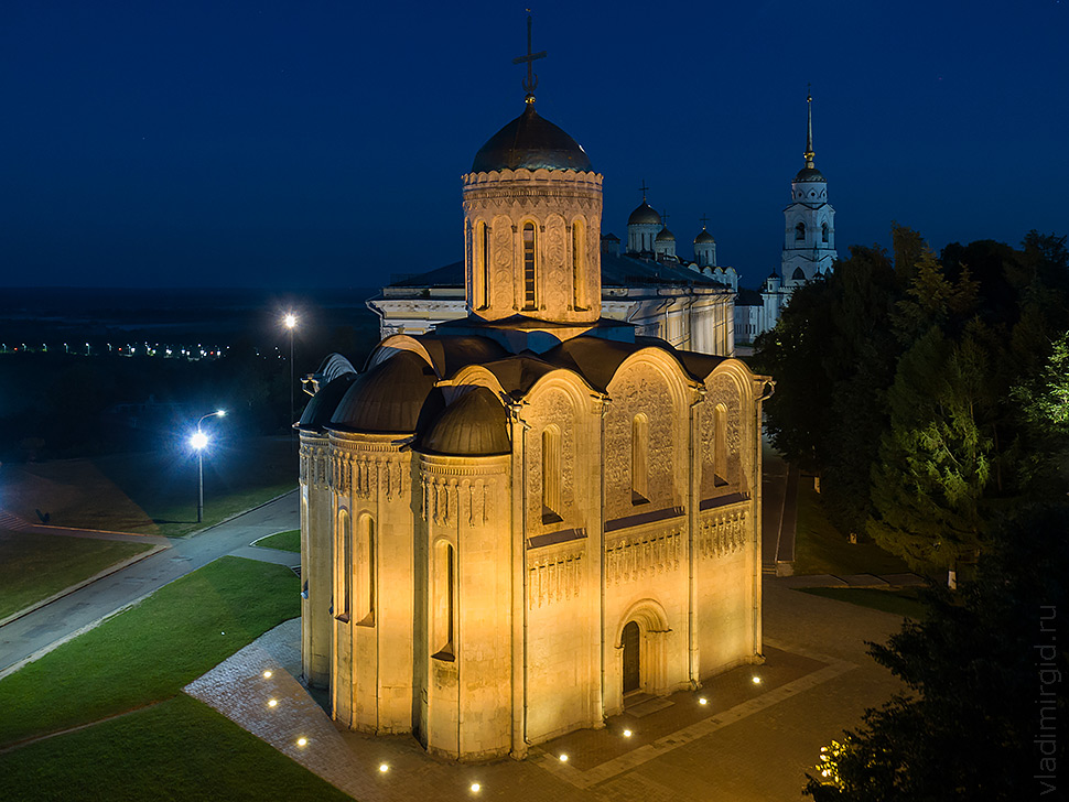 Дмитриевский собор во Владимире ночное фото с подсветкой